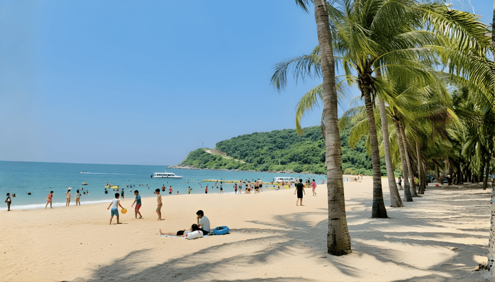 Bai Ong Beach is a famous beach on Cham Island with beautiful natural scenery, unique water sports and entertainment
